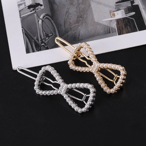 Détail de barrettes à cheveux en alliage doré et argenté avec nacre et perles