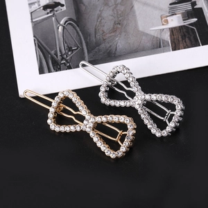 Détail de barrettes à cheveux élégantes dorées et argentées avec strass brillants
