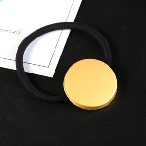 Élastique à cheveux noir minimaliste avec disque métallique doré mat pour femme