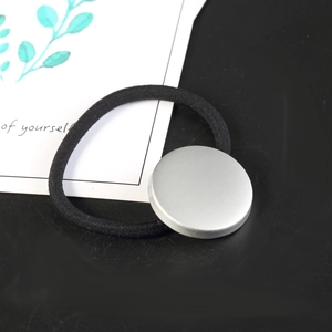 Élastique à cheveux classique haute élasticité avec plaque ronde en métal argenté mat