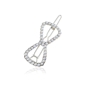 Barrette à cheveux nœud en alliage argenté ornée de perles sur fond blanc