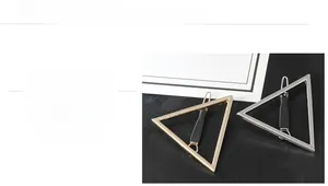 Détail macro de pinces à cheveux triangulaires avec finition polie miroir et grip