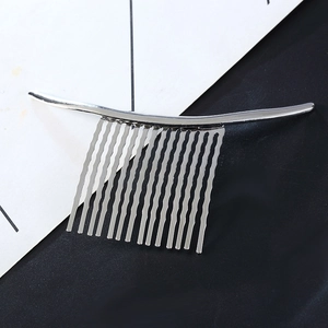 Peigne à cheveux minimaliste en métal argenté avec des dents ondulées lisses pour style