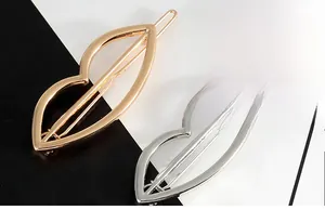 Détail de barrettes à cheveux évidées en forme de lèvres, finitions or et argent