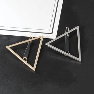 Barrettes à cheveux géométriques minimalistes triangle en doré et argenté sur noir
