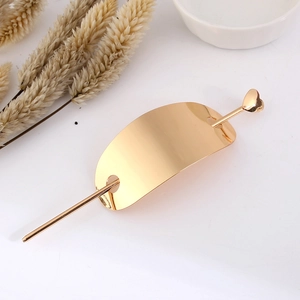 Elegantes vergoldetes Haarspangen-Set mit Herz-Detail und gebogener Metallmanschette
