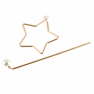 Spilla per capelli a stella dorata minimalista con eleganti perle bianche su sfondo