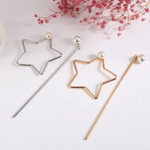 Eleganti forcine in metallo traforato con perle e ciondoli a stella oro e argento