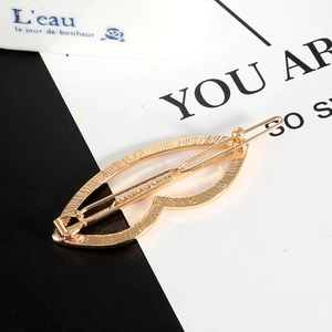 Barrette à cheveux dorée en forme de lèvres avec texture en métal brossé élégante