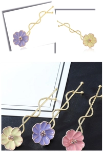 Dettaglio di fermagli per capelli a fiore in lega con petali colorati e piccoli cristalli