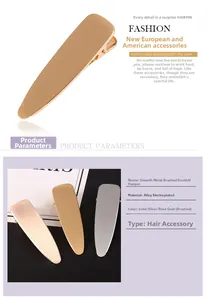 Vue détaillée de la texture du métal brossé et du fini doré sur la barrette en alliage