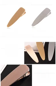 Détail de pinces à cheveux en métal doré et argenté avec une finition polie brossée