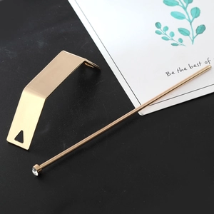 Spilla per capelli minimalista in metallo dorato con strass su superficie nera