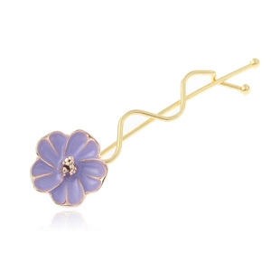 Fermaglio per capelli a onda in metallo dorato con fiore smaltato viola su sfondo bianco
