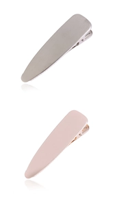 Détail de pinces à cheveux en métal argenté et or rose avec dents antidérapantes