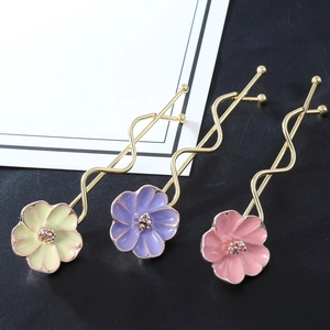 Tre fermagli per capelli a fiori minimalisti in lega nei colori giallo, lavanda e rosa