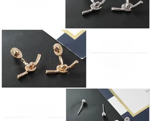 Gros plan détaillé montrant le motif de nœud poli et la finition des boucles d'oreilles
