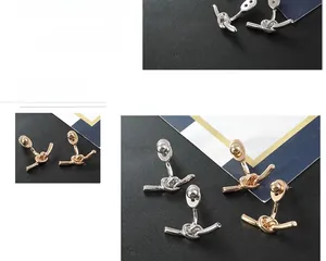 Détail de boucles d'oreilles nœud avec placage d'or triple couche et texture fine