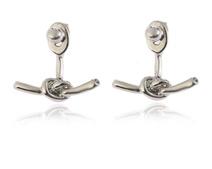 Détails de boucles d'oreilles clous argentées au design noué et finition polie