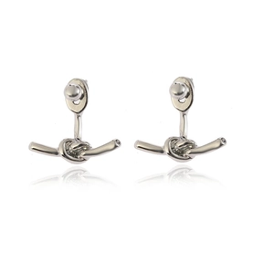 Boucles d'oreilles minimalistes en argent avec nœuds polis sur fond blanc éclatant
