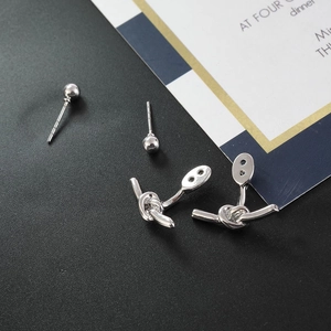 Boucles d'oreilles nœud en argent poli avec design multicouche avant-arrière élégant