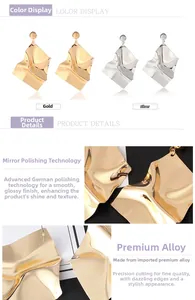Détail de boucles d'oreilles vagues irrégulières en alliage poli miroir or et argent