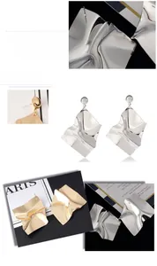 Détail des boucles d'oreilles géométriques irrégulières avec finition miroir dorée