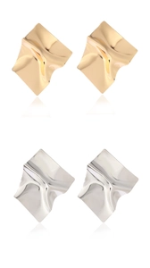 Vue détaillée des boucles d'oreilles carrées en métal froissé en or et argent