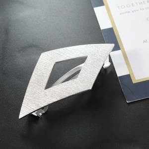 Barrette à cheveux losange évidée en argent avec texture métal brossé sur fond noir