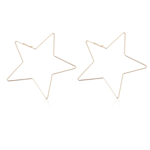Boucles d'oreilles minimalistes en forme d'étoile dorée à cadre fin sur fond blanc