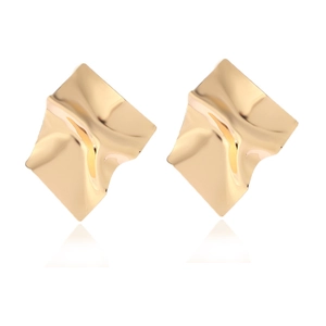 Boucles d'oreilles carrées dorées avec texture métal liquide et design minimaliste