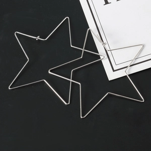 Grandes boucles d'oreilles étoiles en argent minimalistes avec fil de métal fin