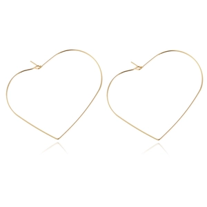 Grandes boucles d'oreilles créoles cœur dorées avec reflet miroir sur fond blanc pur