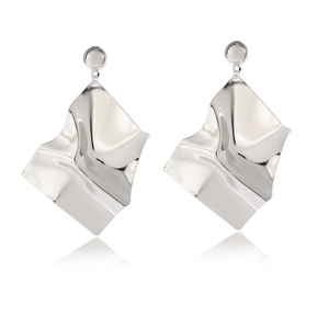 Boucles d'oreilles irrégulières en métal argenté avec un fini miroir et effet froissé