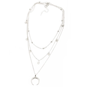 Dreilagige silberne Mondkette mit Metallperlen und Halbmondanhänger auf weißem Grund