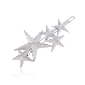 Barrette à cheveux argentée avec des étoiles 3D superposées au design minimaliste