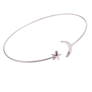 Gepolijste zilveren open armband met minimalistisch ster- en maanontwerp, verstelbaar