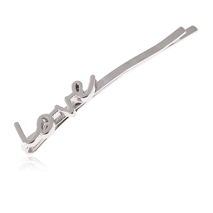 Vue détaillée d'une barrette argentée avec l'inscription Love en alliage brillant