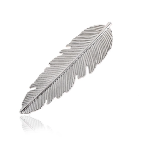 Barrette à cheveux élégante en forme de plume argentée avec texture sur fond blanc