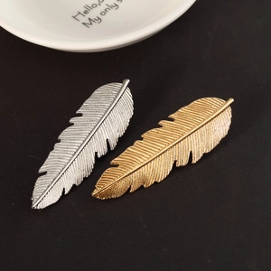 Barrettes à cheveux élégantes en alliage en forme de plumes, dorées et argentées, sur fond noir