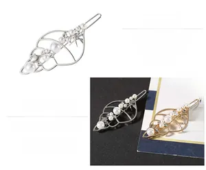 Détail de la pince à cheveux feuille évidée avec perles et strass en doré et argenté