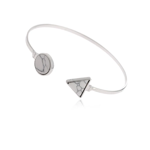 Bracelet jonc ouvert argenté avec pierres turquoise rondes et triangulaires sur blanc