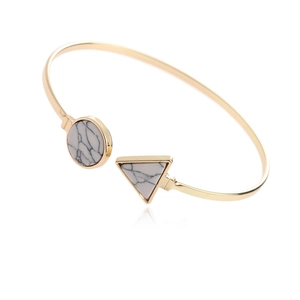 Bracelet jonc ouvert doré minimaliste avec extrémités géométriques en marbre blanc