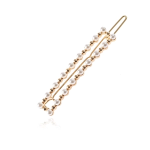 Barrette rectangulaire dorée élégante avec rangées de perles sur fond blanc pur