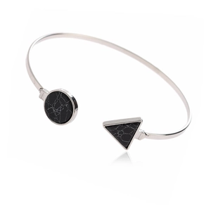 Détail du bracelet ouvert argenté avec incrustations de turquoise géométriques