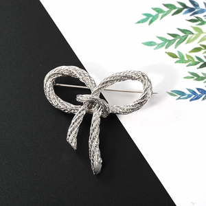 Spilla a fiocco in argento con trama a corda intrecciata per abiti eleganti da cerimonia