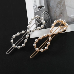 Détail des barrettes à perles en forme d'infini avec finitions dorées et argentées