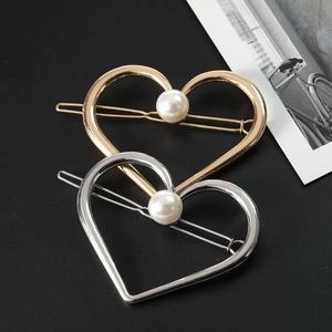 Pinces à cheveux en forme de cœur avec perles blanches en finitions or et argent