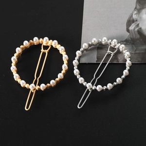 Detailansicht runder Perlen-Haarspangen in Gold und Silber mit eleganten weißen Perlen