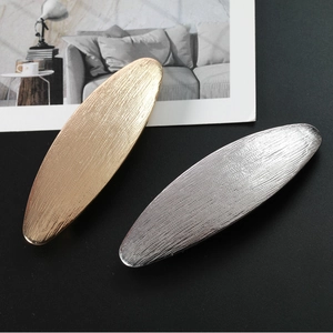 Strukturierte ovale Feder-Haarspangen in Gold und Silber für Damen-Frisuren-Styling